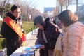 市人社局開展居民醫(yī)保上街宣傳活動，宣傳居民醫(yī)保政策，解答群眾